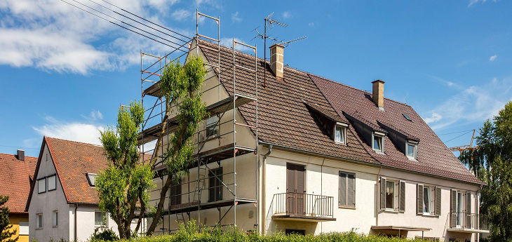 Haus mit Baugerüst 