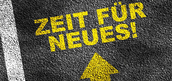 Imitation einer Straße mit Richtungspfeil und Schriftzug „Zeit für Neues!“