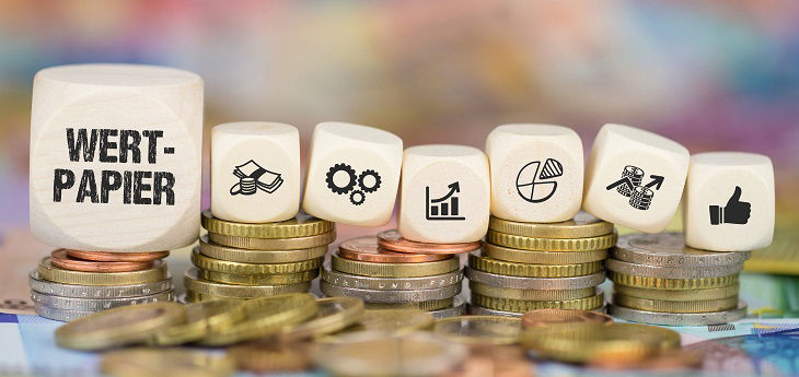 Würfelreihe mit verschiedenen Motiven und Aufschrift Wertpapier