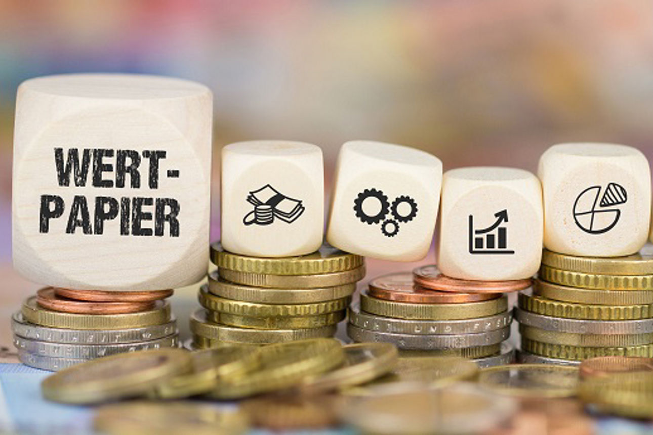 Würfelreihe mit verschiedenen Motiven und Aufschrift Wertpapier