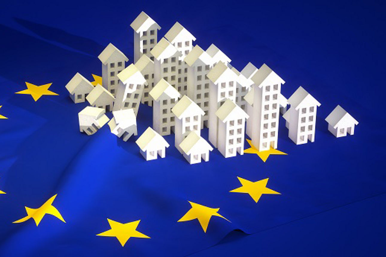 Illustration unterschiedliche Häusertypen auf Europa-Flagge