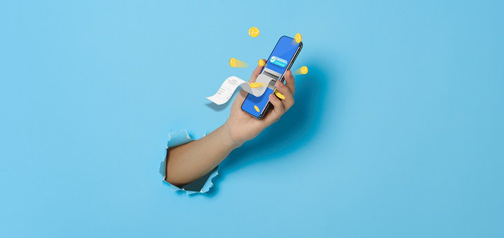 Hand mit Smartphone-Collage stoesst durch türkisblaue Wand