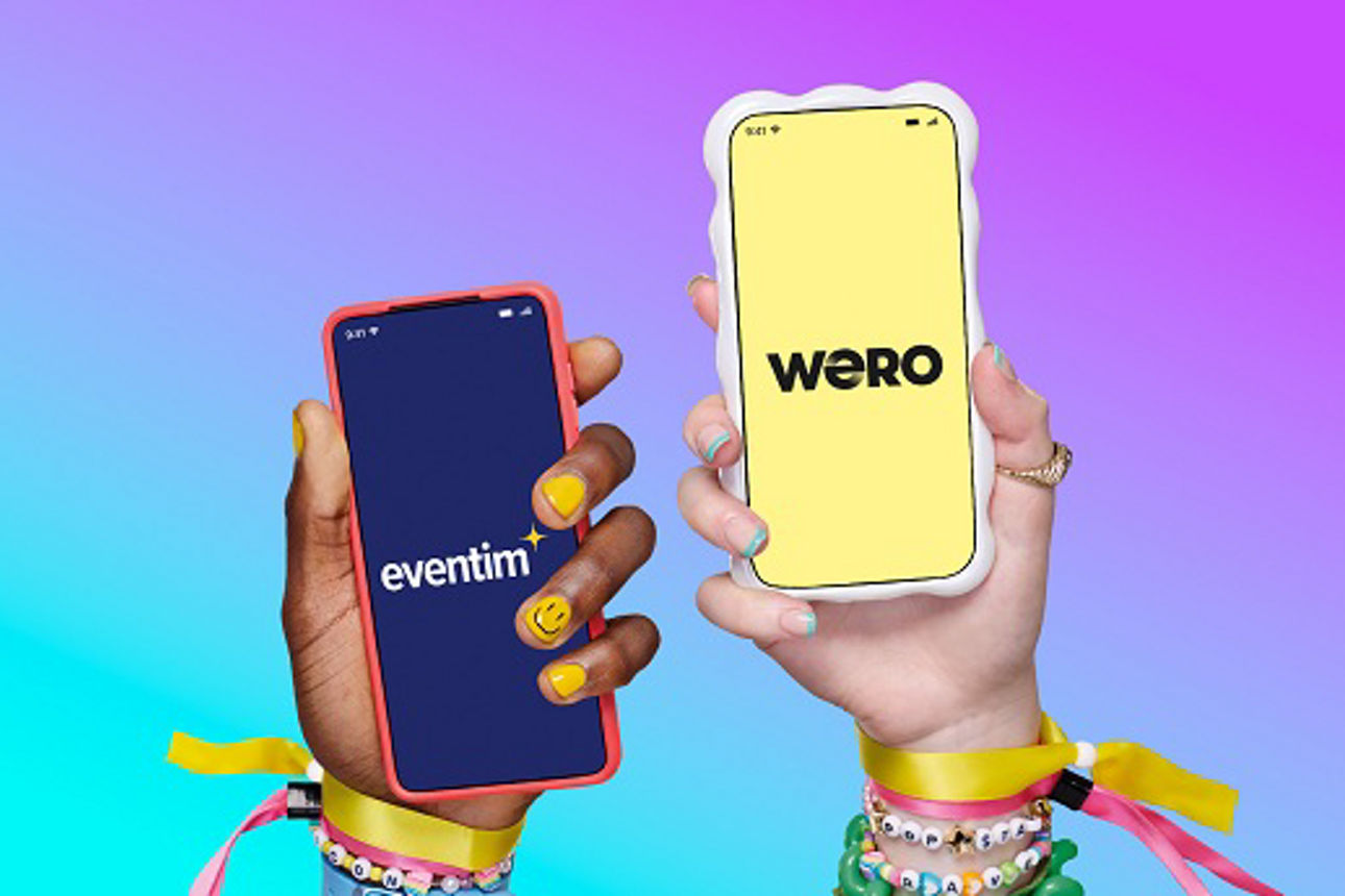 Smartphones mit Wero-Display vor blau-pinkem Hintergund