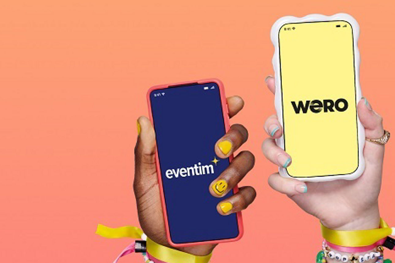 Smartphone-Displays mit Eventim und Wero Schriftzug vor orangefarbenem Hintergrund