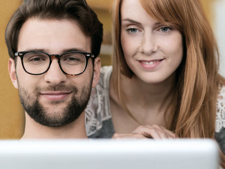 Mann und Frau gucken auf ein Laptop