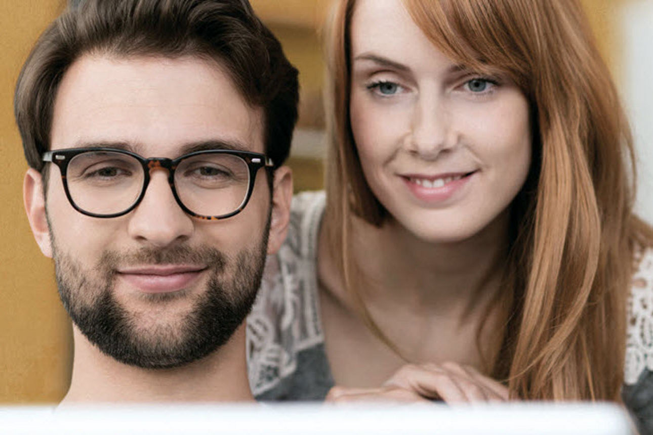 Mann und Frau gucken auf ein Laptop