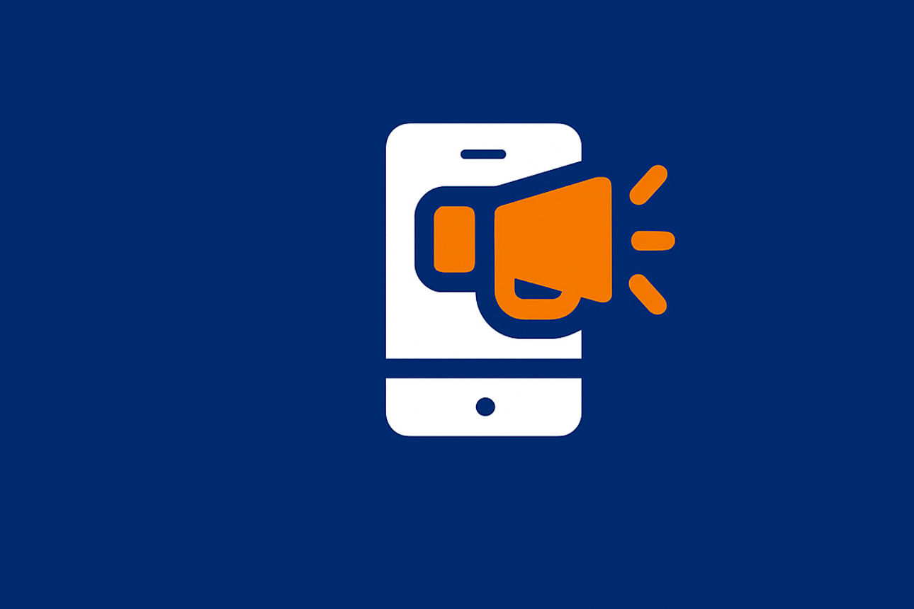 Symbolgrafik eines weißen Smartphones mit einem orangefarbenen Megafon in der Mitte, auf dunkelblauem Hintergrund