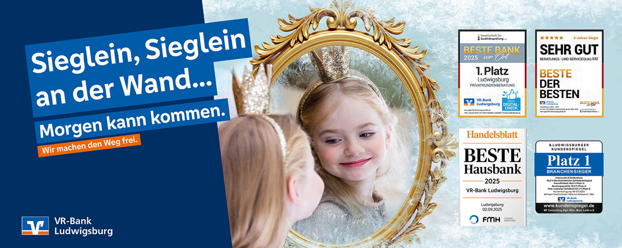 Kind mit Krone schaut sich im Spiegel an, daneben Siegel der VR-Bank Ludwigsburg