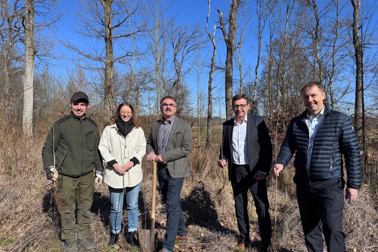 Zwei Mitarbeiter der Gemeinde Nüdlingen, der Bürgermeister H. Hofmann und die zwei Vorstände Jürgen Wagenpfahl, Michael Hein