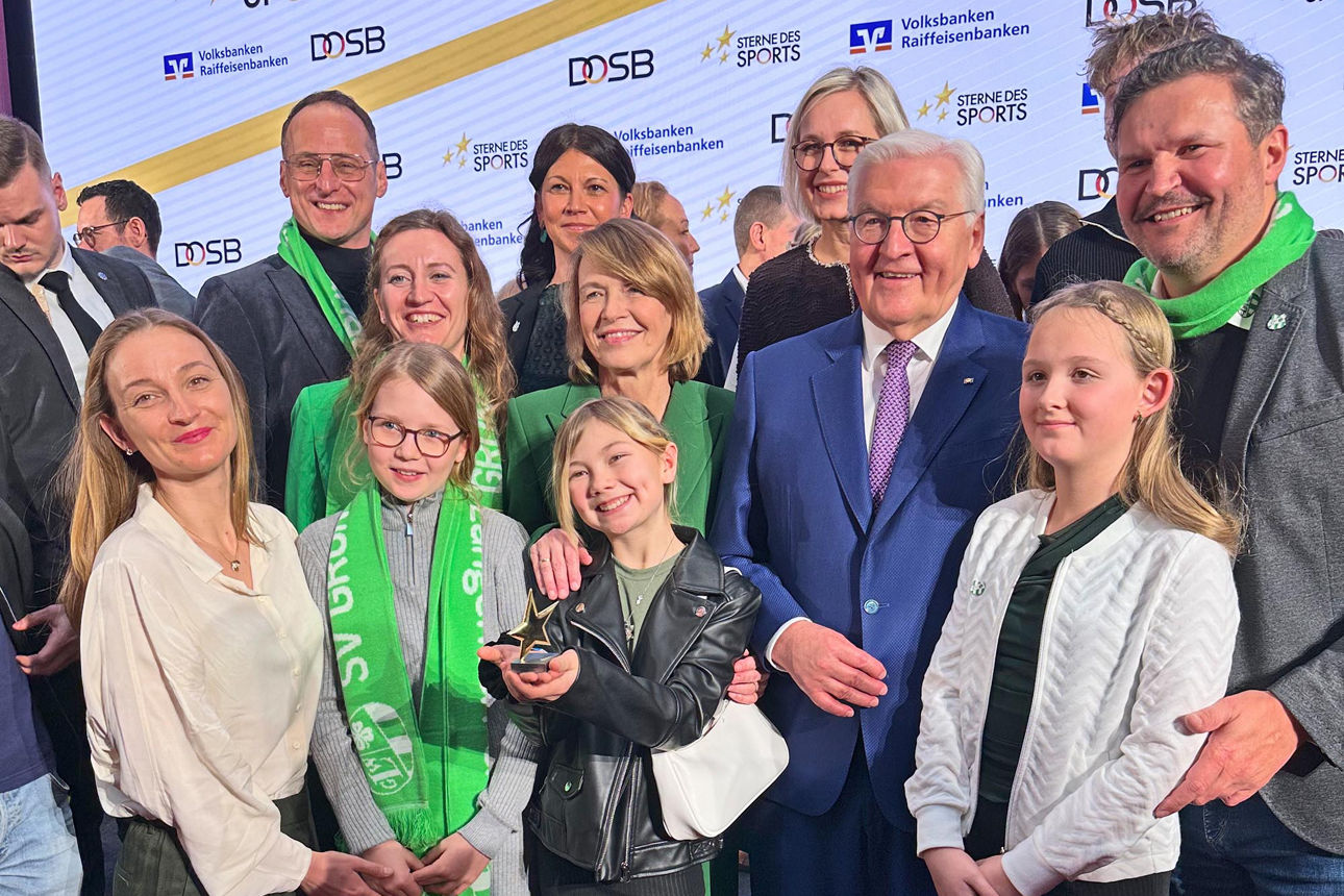 Bundespräsident Frank-Walter Steinmeier mit dem SV Grün-Weiß Langendorf auf einem Gruppenfoto