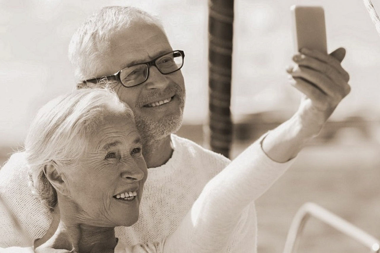 Eine Dame und ein Herr machen gemeinsam ein Selfie