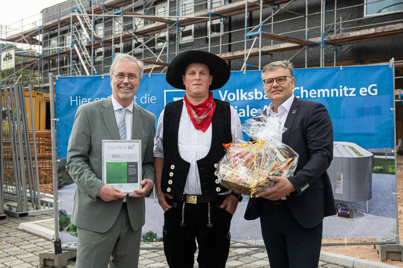 Die zwei Vorstände mit einem Zimmermann auf der Baustelle