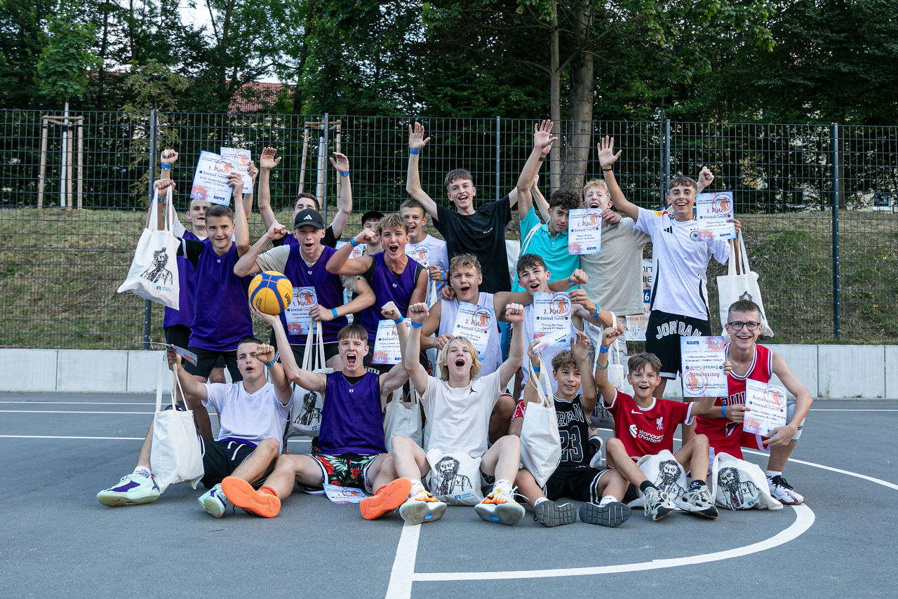 Jubelnde Gruppe von Basketballern