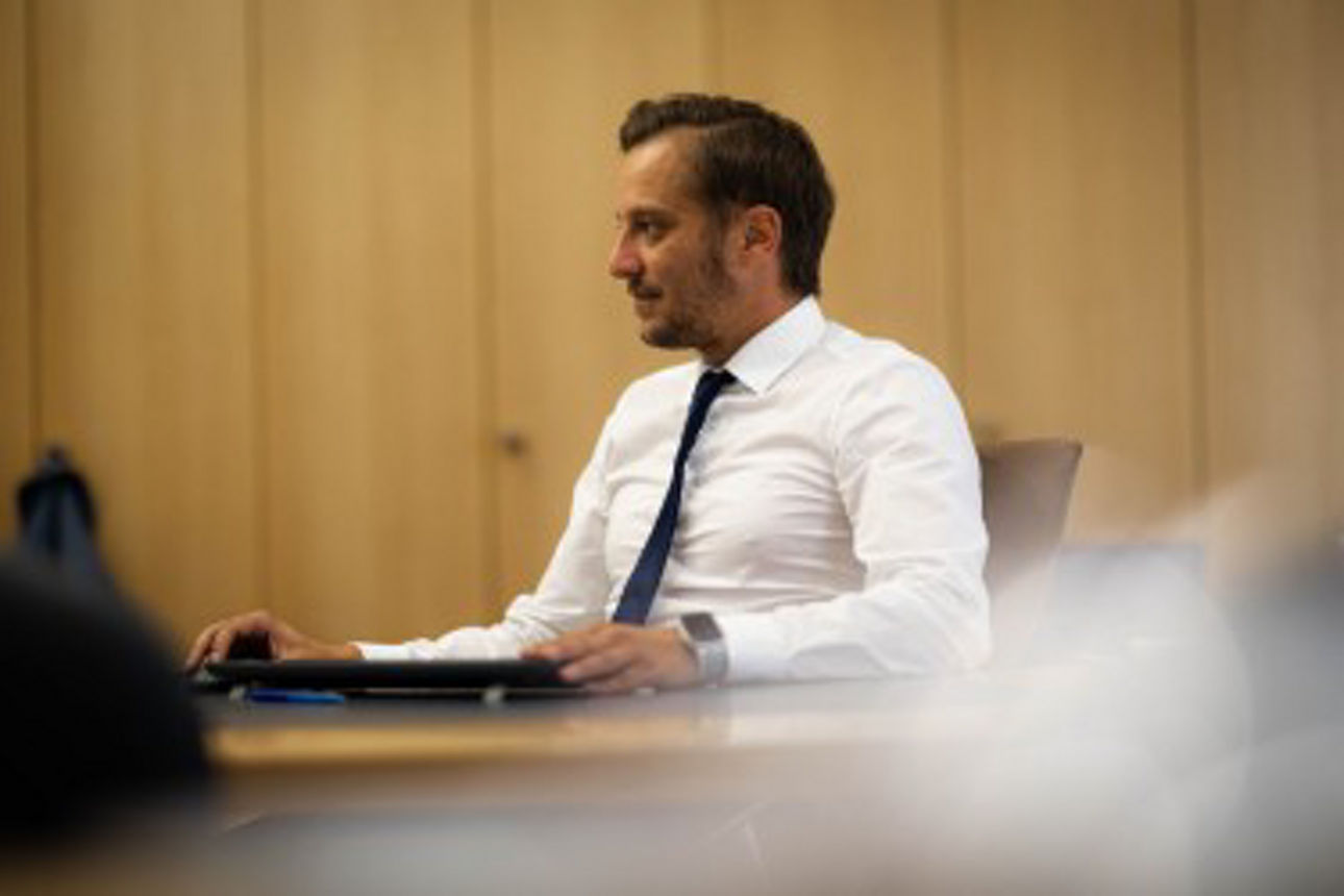 Ein Geschäftsmann am Arbeitsplatz. 
