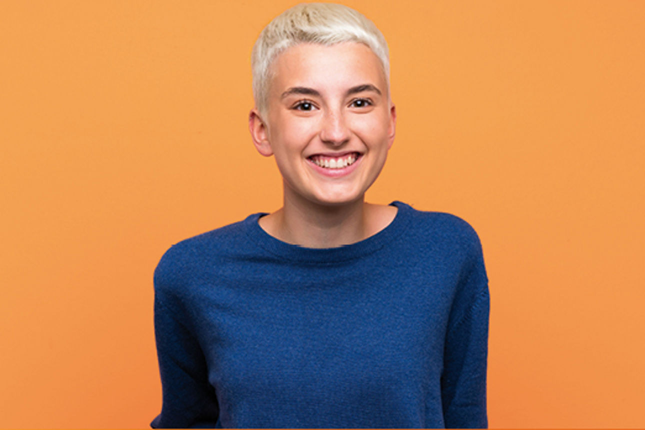 Eine junge Frau in einem blauen Shirt