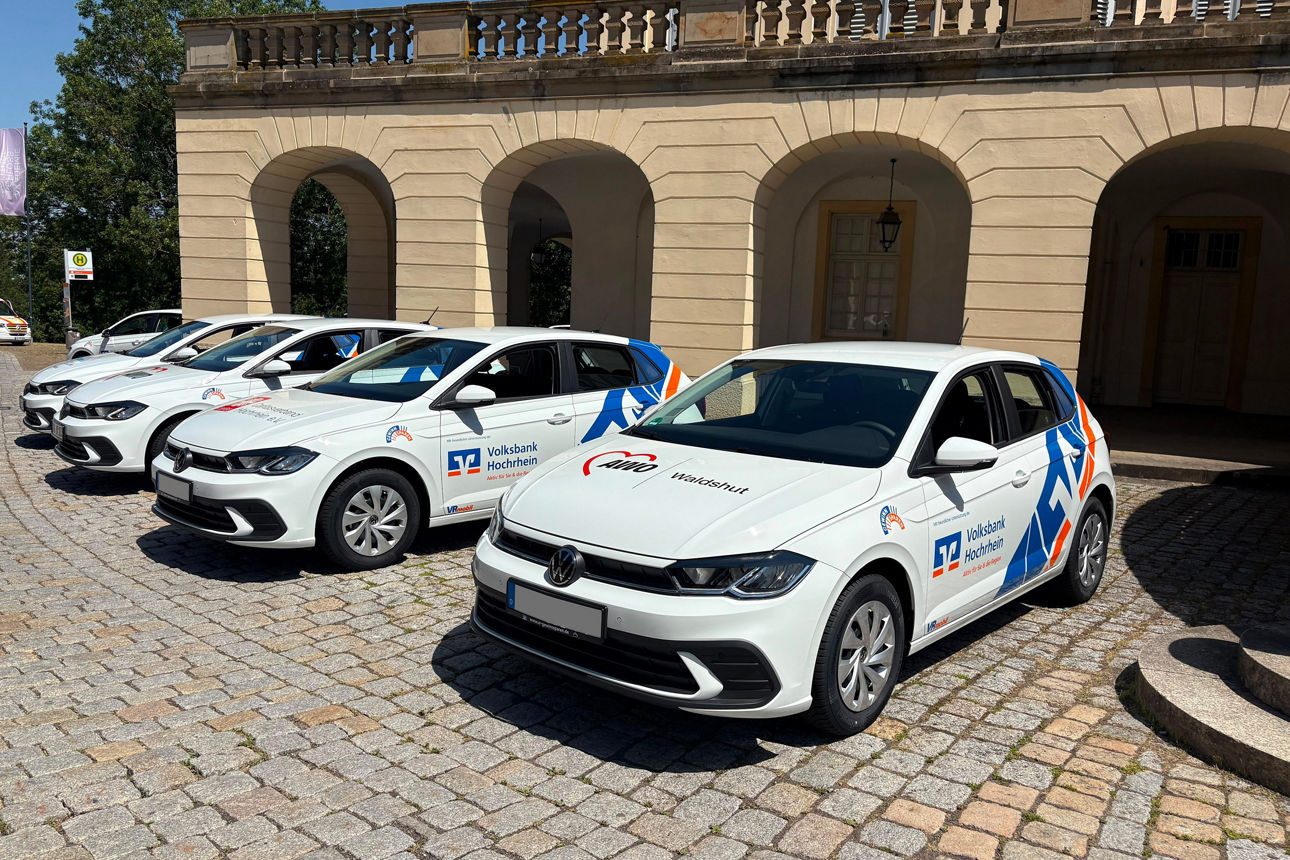 Zwei VRmobile der Volksbank Hochrhein vor einem historischen Gebäude. Die Fahrzeuge werden für soziale und gemeinnützige Einr