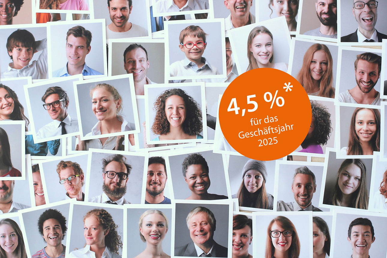 Viele Passfotos mit unterschiedlichen Menschen und dem Text 4,5 % für das Geschäftsjahr 2025