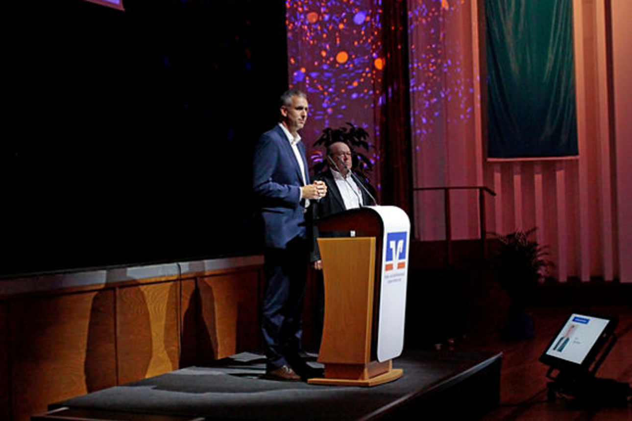 Das neue Mitglied des Aufsichtsrates steht mit Hernn Werner auf der Bühne und wird gewählt