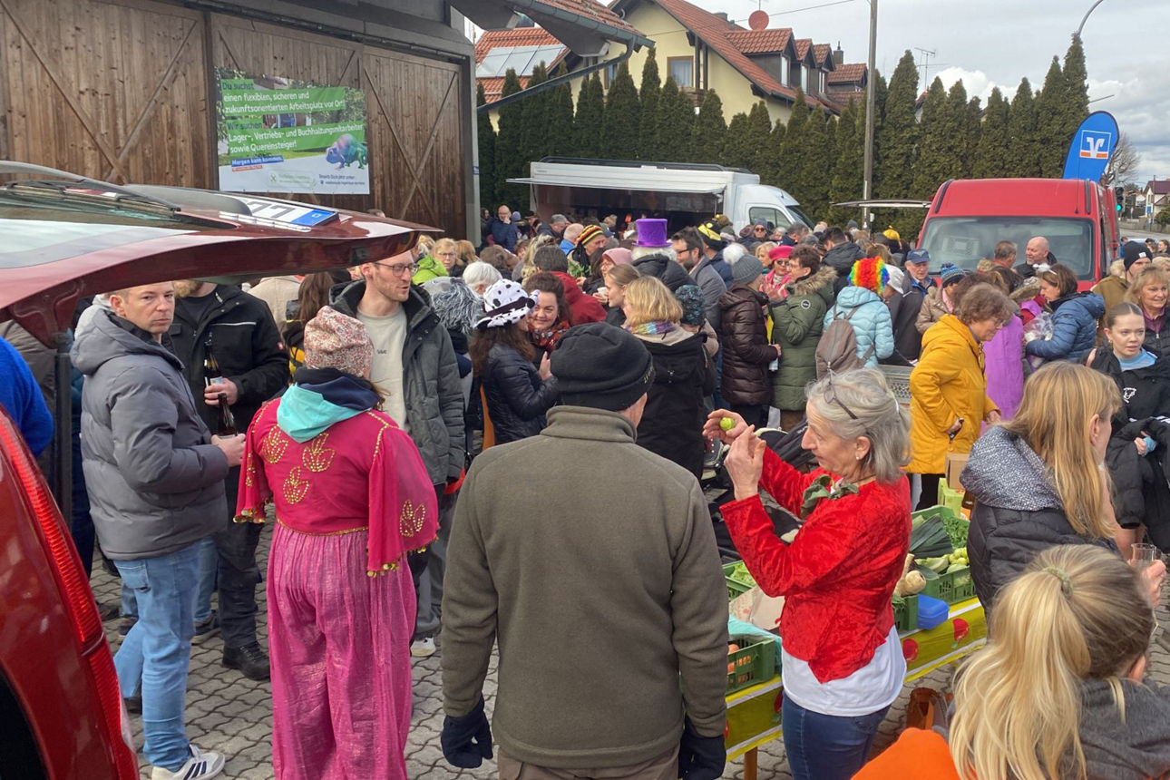 Faschingstreiben auf dem Wochenmarkt