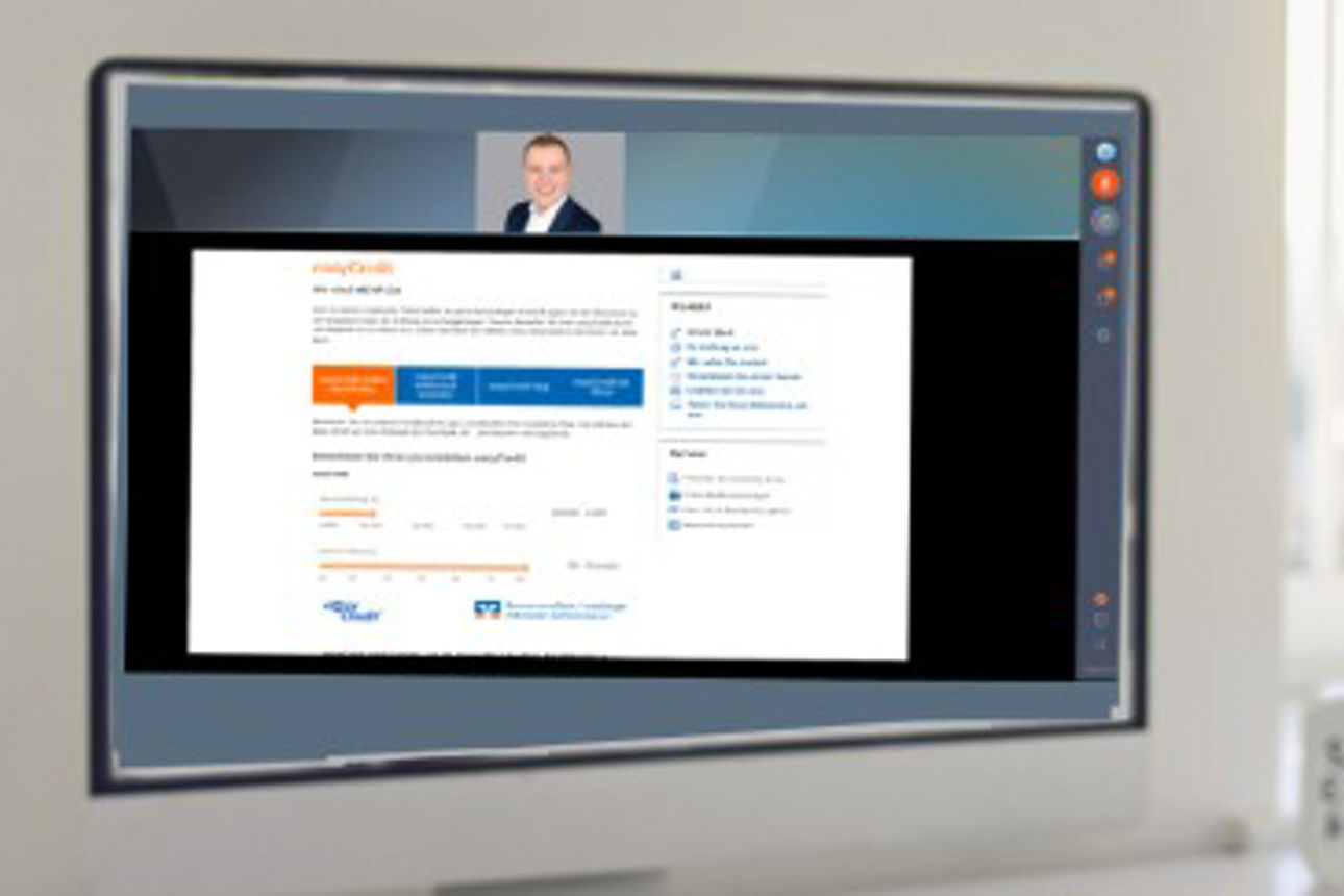 Lesende Person vor dem geöffneten Bildschirm