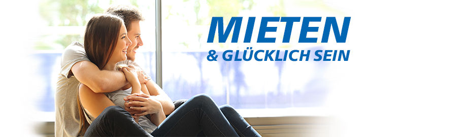 Ein junges Paar sitzt am Fenster, der Mann hat den Arm um die Frau gelegt