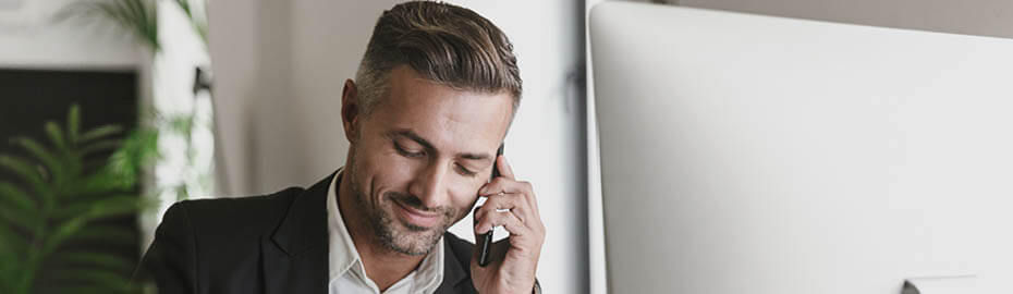 Ein Mann telefoniert mit seinem Smartphone