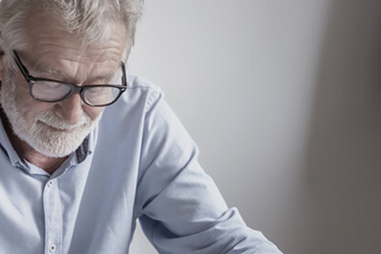 Ein älterer Mann prüft Dokumente