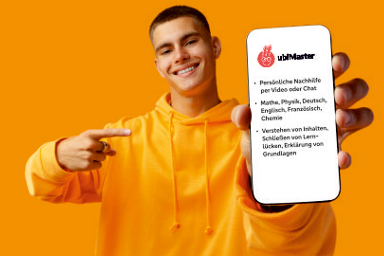 Junge hält Handy in der Hand und zeigt den Bildschirm