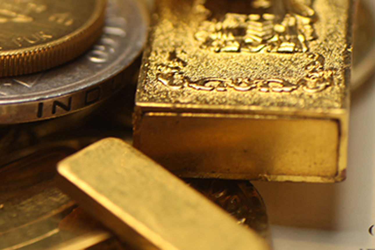 Viele Goldmünzen und Goldbarren