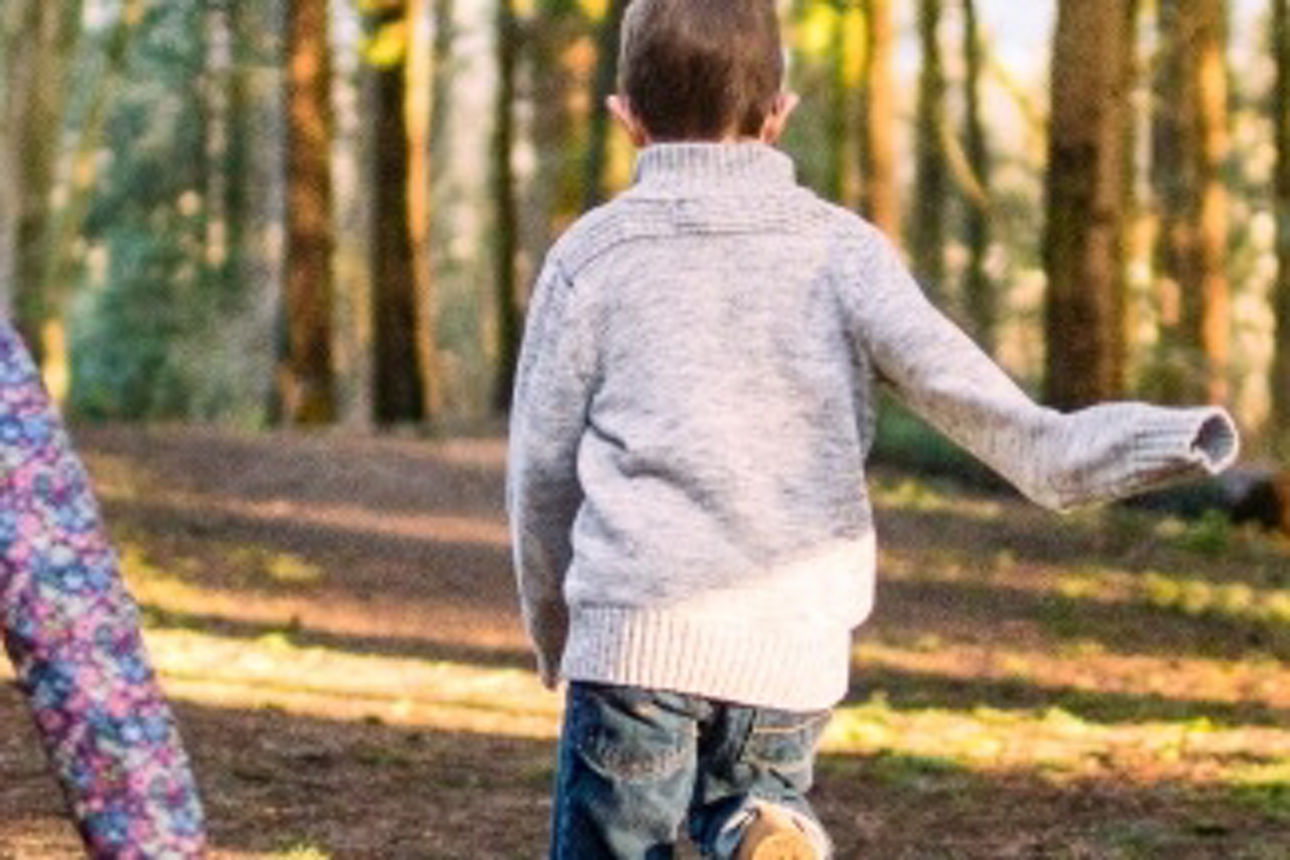 Kinder, Junge und Mädchen laufen im Wald
