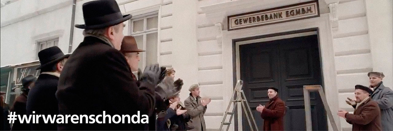 Männer stehen vor einer Gewerbebank