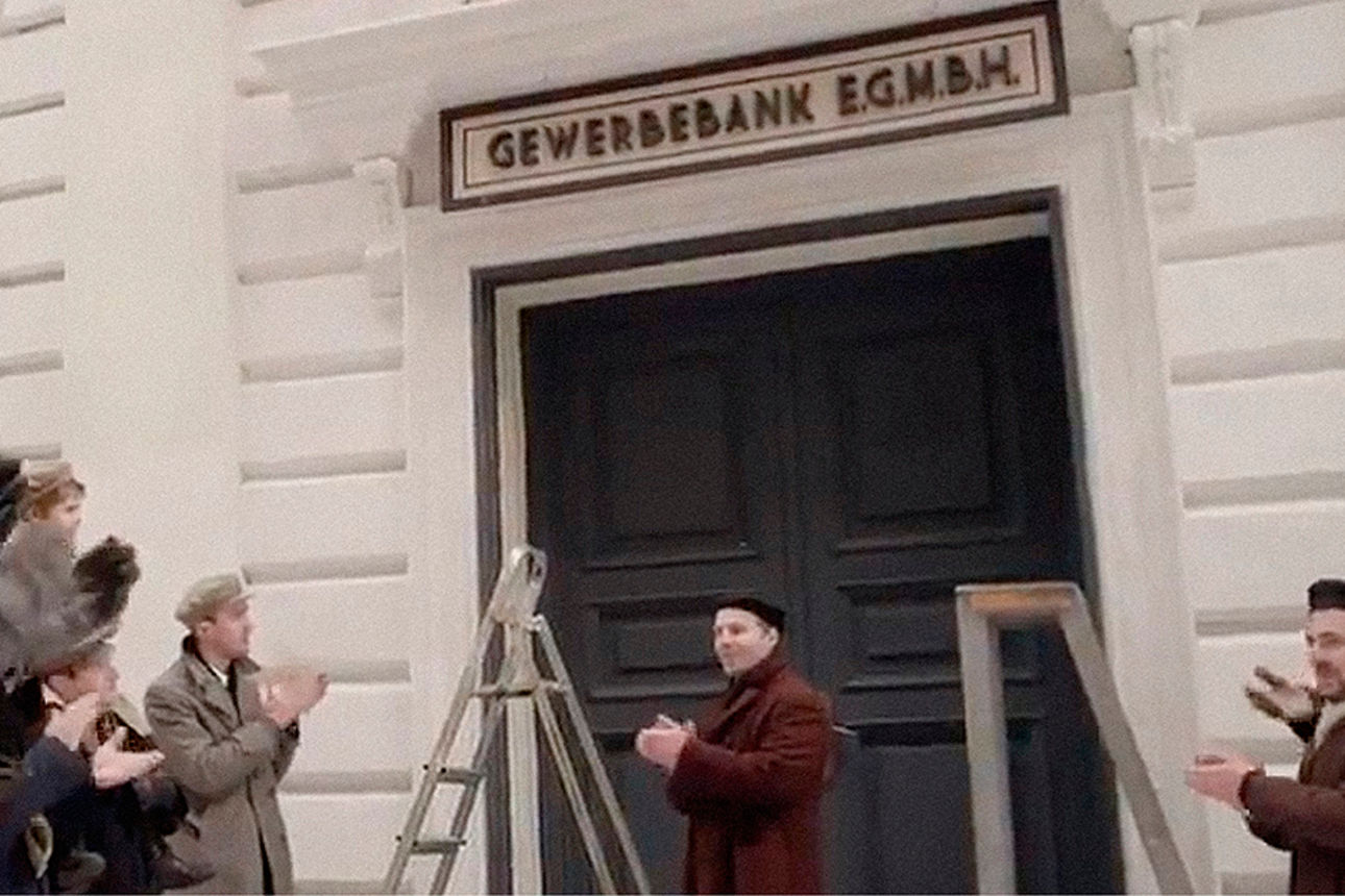 Männer stehen vor einer Gewerbebank