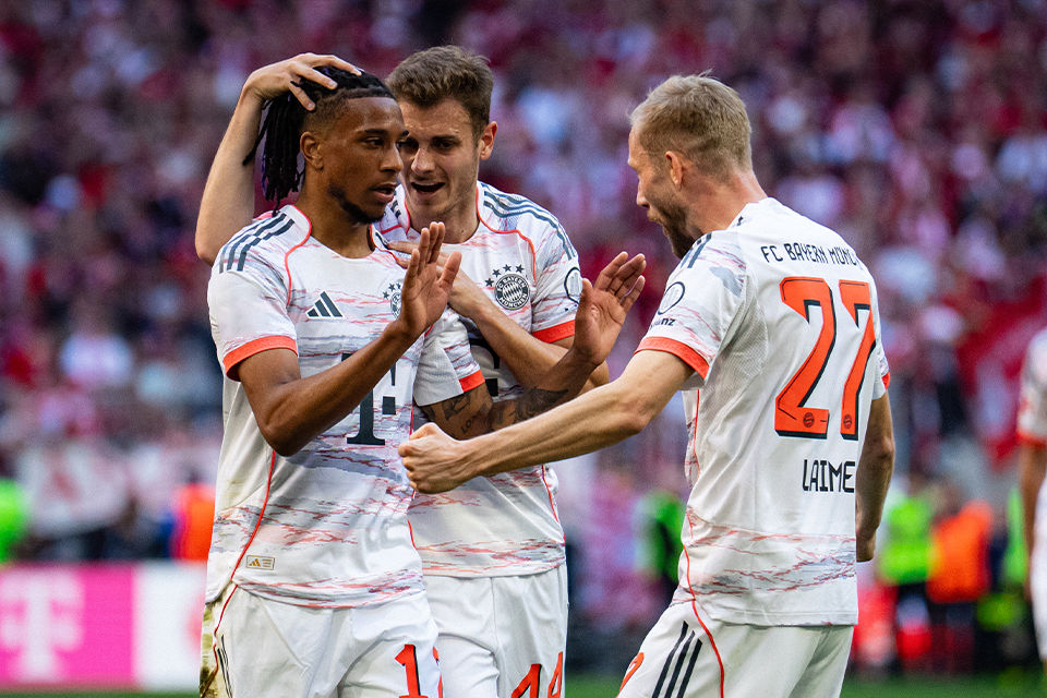 Fußballer begrüßen sich