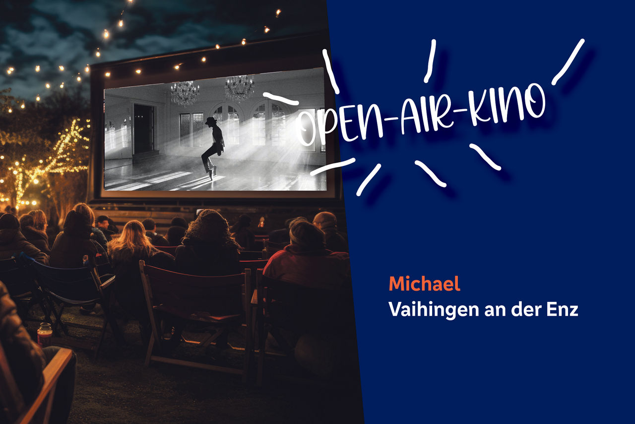 Kinoleinwand mit dem Schriftzug "Open-Air-Kino"