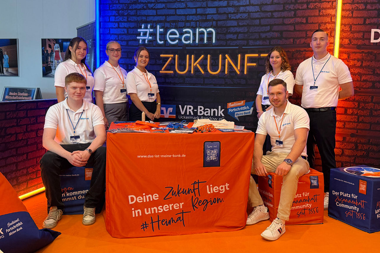 7 Auszubildene der VR-Bank Uckermark-Randow eG auf dem Stand der SAM in Schwedt