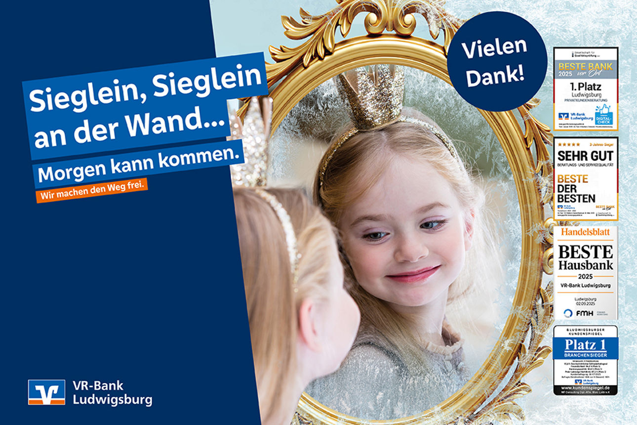 Kind mit Krone schaut sich im Spiegel an, daneben mehrere Auszeichnungen der VR-Bank Ludwigsburg