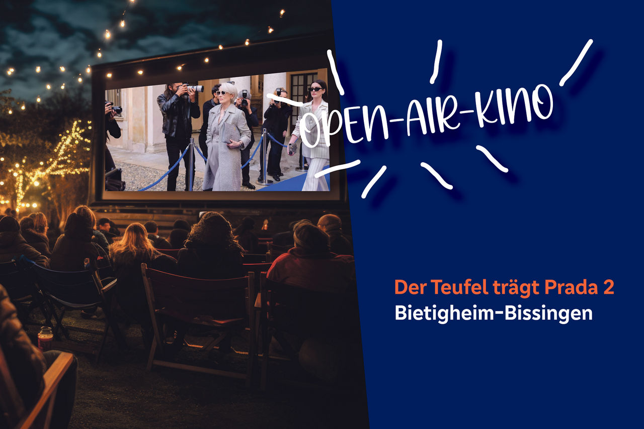 Kinoleinwand mit dem Schriftzug "Open-Air-Kino"