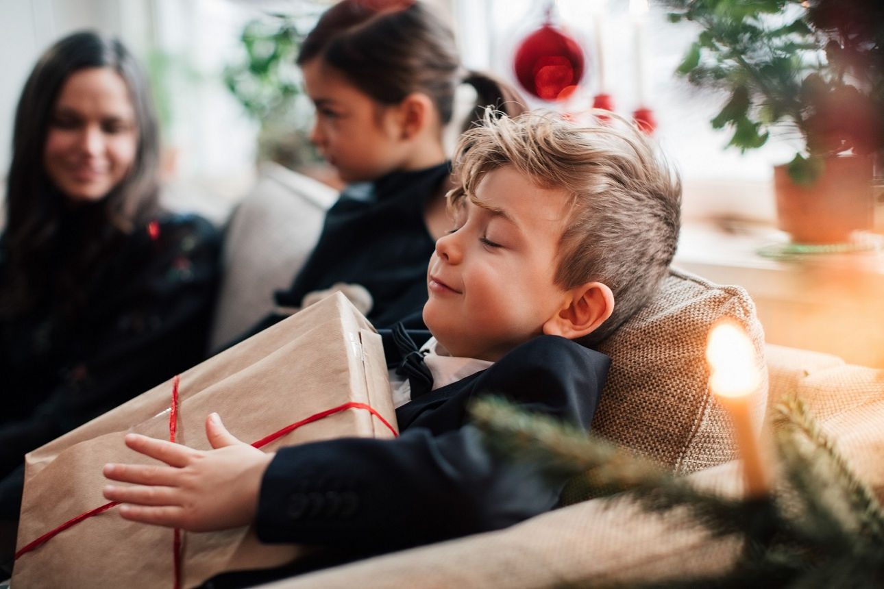 Junge mit Geschenk in der Hand