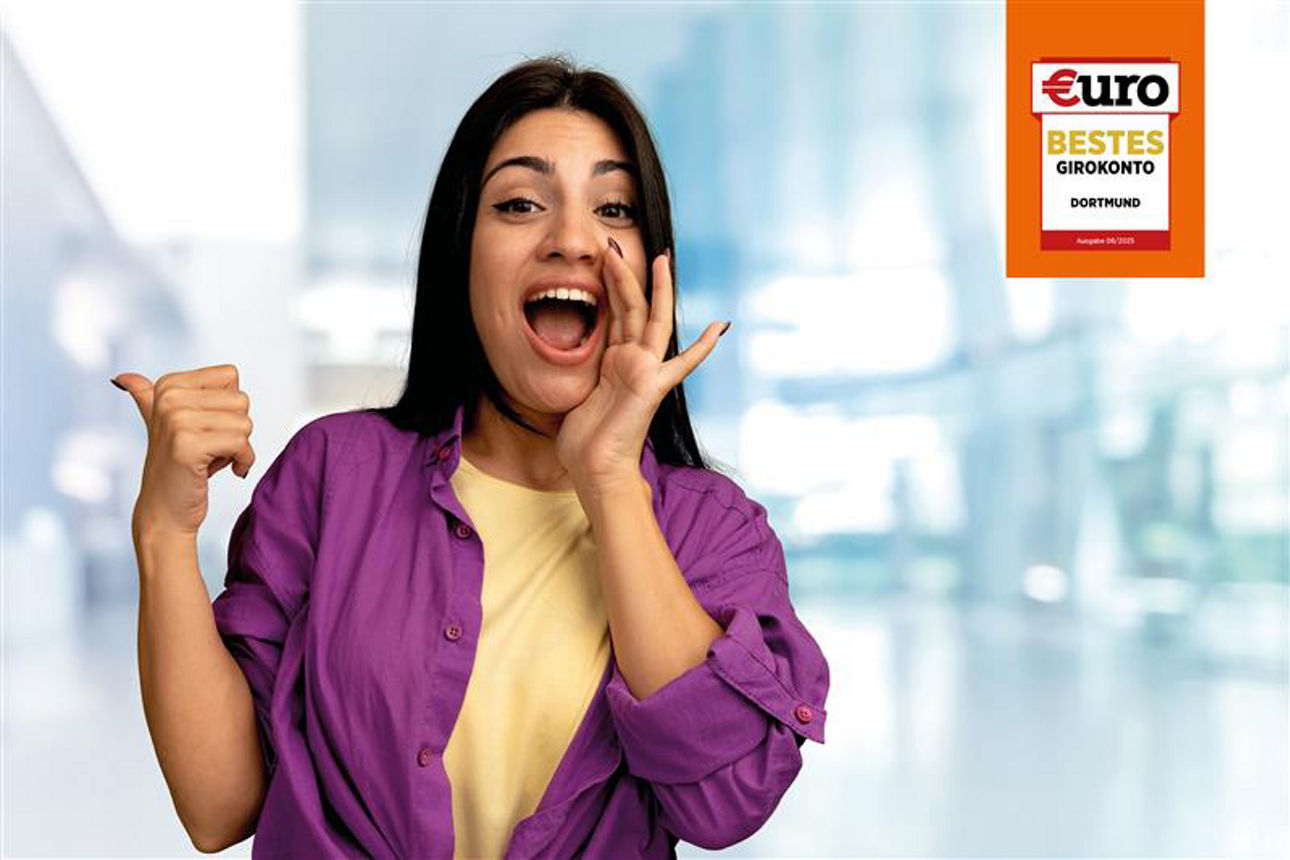 Junge Frau die etwas ruft