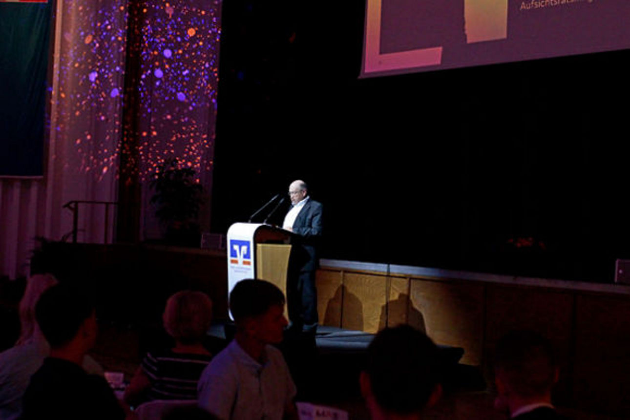 Aufsichtsratmitglied Werner hält eine Rede vor den Mitgliedern