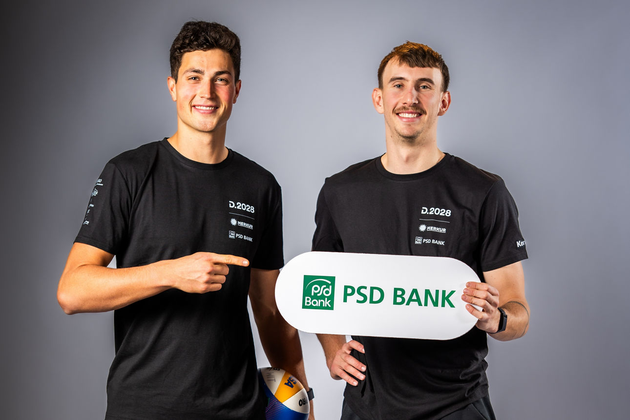 Zwei Sportler zeigen auf das Logo der PSD Bank