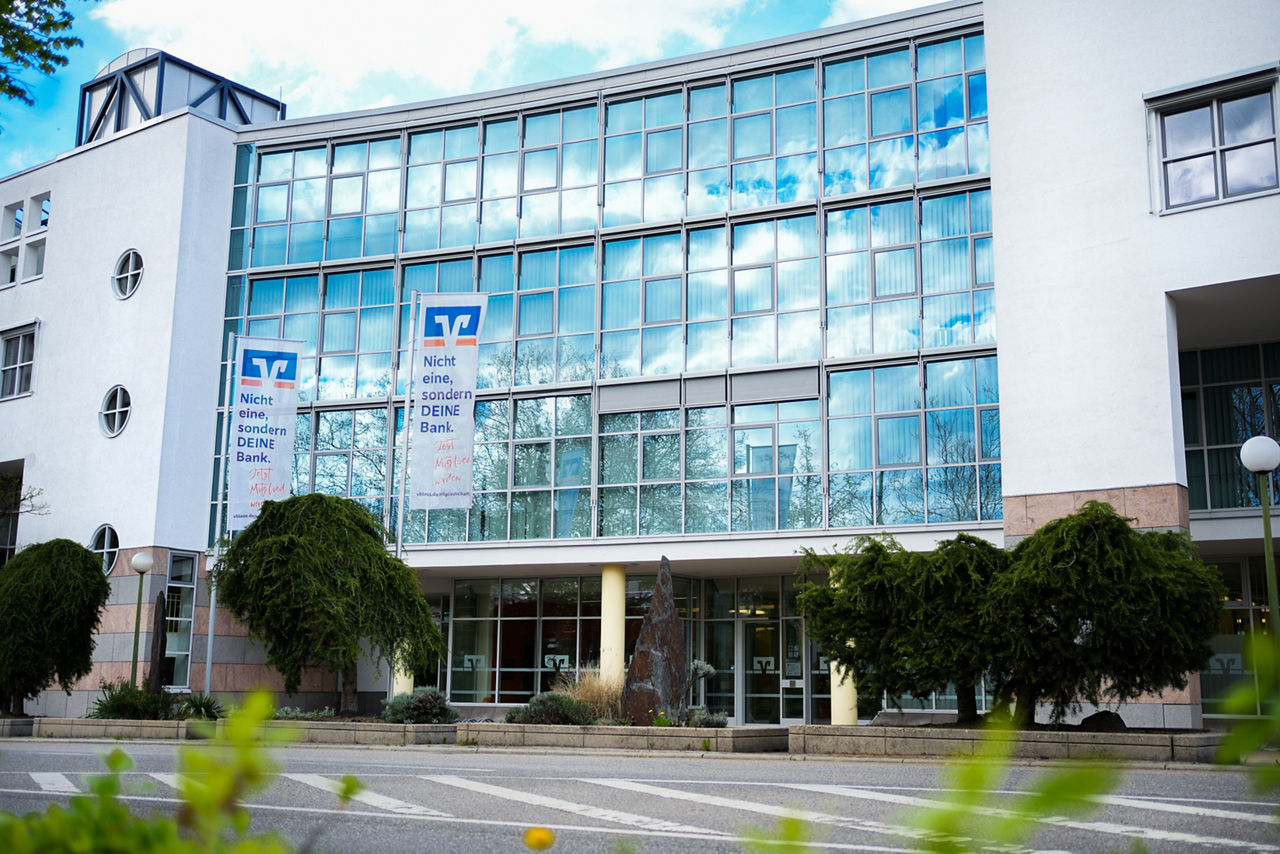 Eine Kinder-Fußballmannschaft in Volksbank-Trikots beim Spiel 