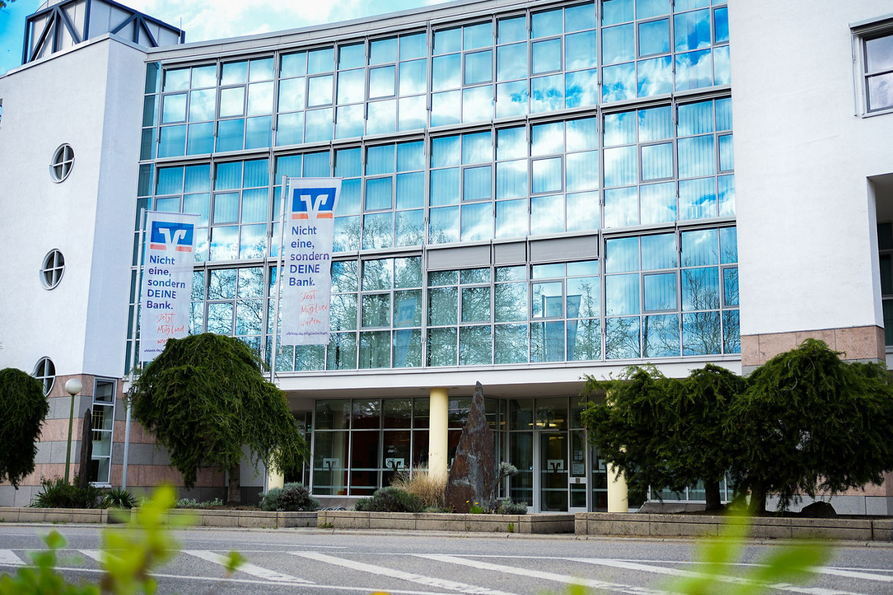 Eine Kinder-Fußballmannschaft in Volksbank-Trikots beim Spiel 