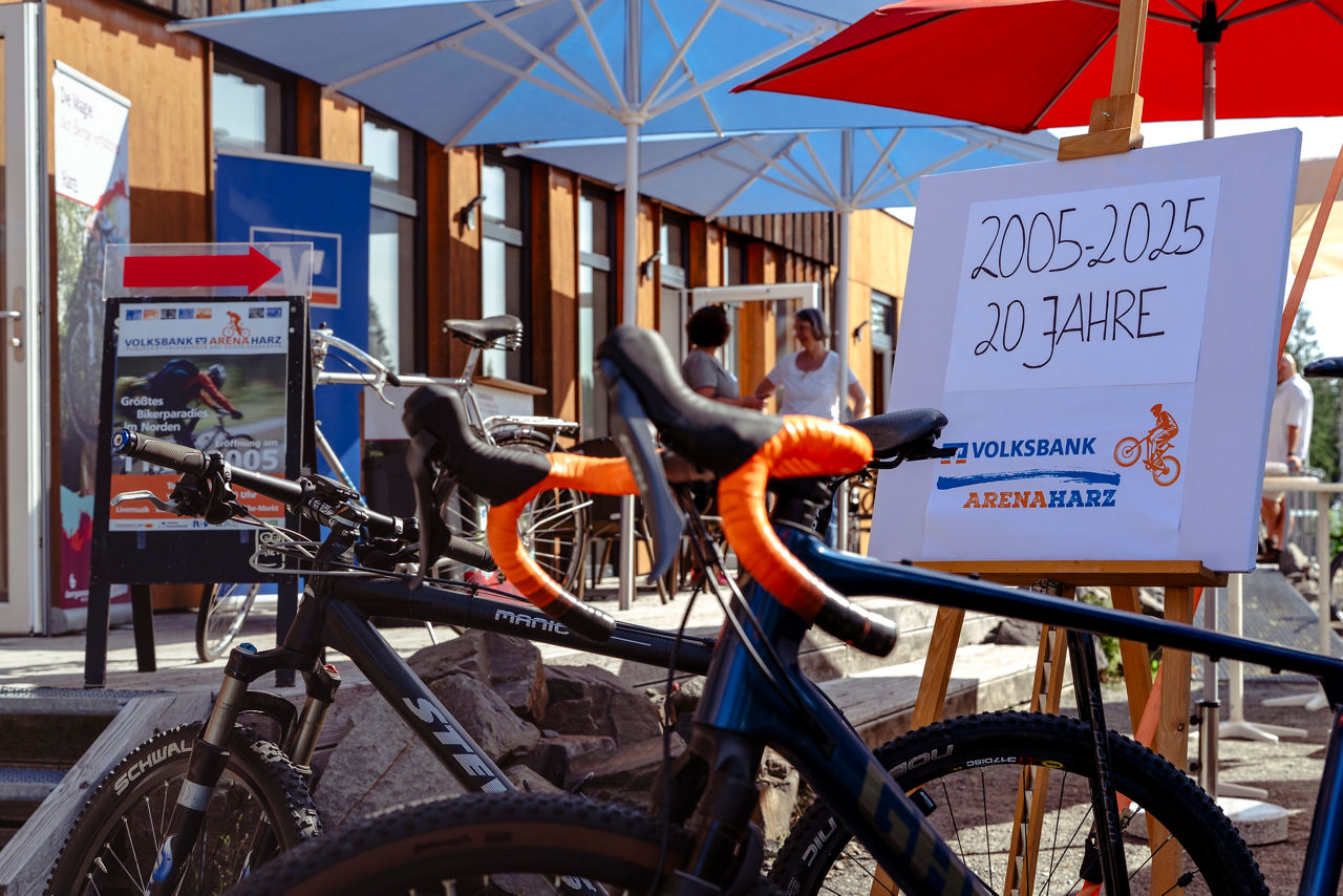 Fahrräder im Vordergrund mit einem Schild 20 Jahre Volksbank Arena 
