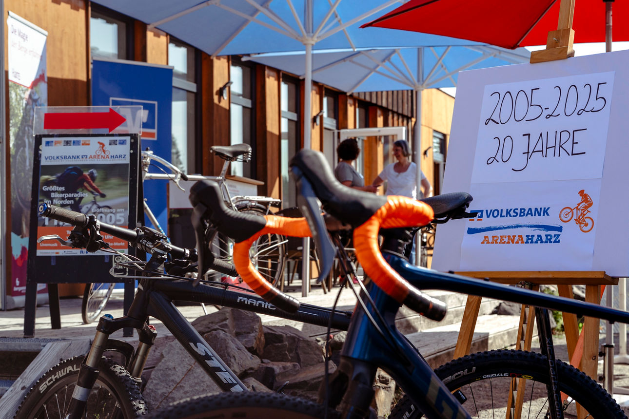 Fahrräder im Vordergrund mit einem Schild 20 Jahre Volksbank Arena 
