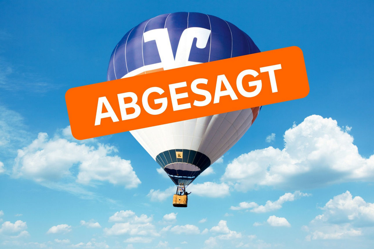 Der Heißluftballon der Raiffeisenbank am Himmel