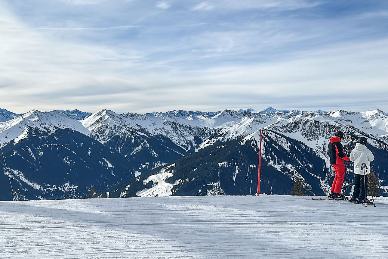Ein Skigebiet in den Bergen mit zwei Skifahrern.