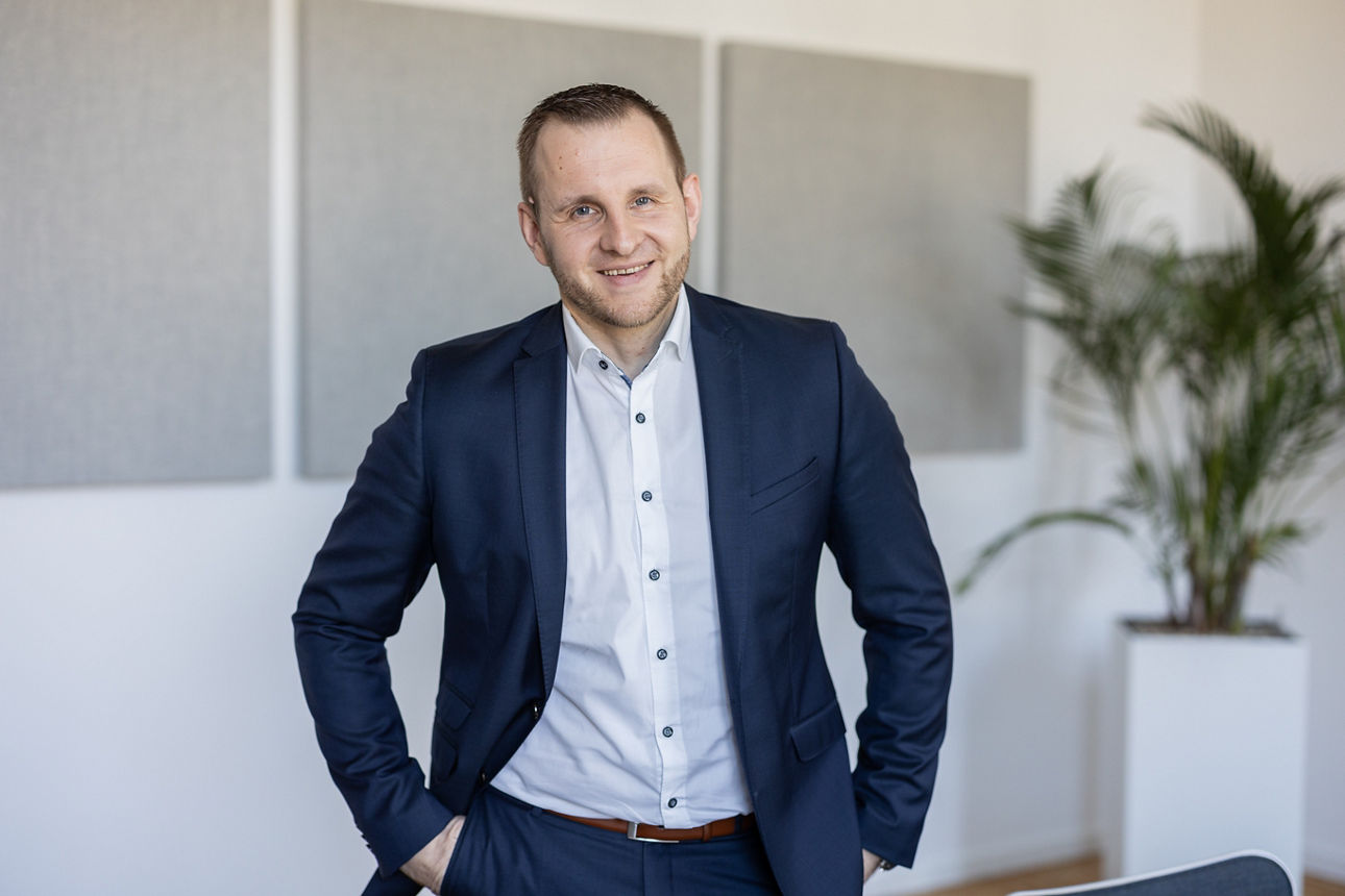 Stehender Mann im Sakko