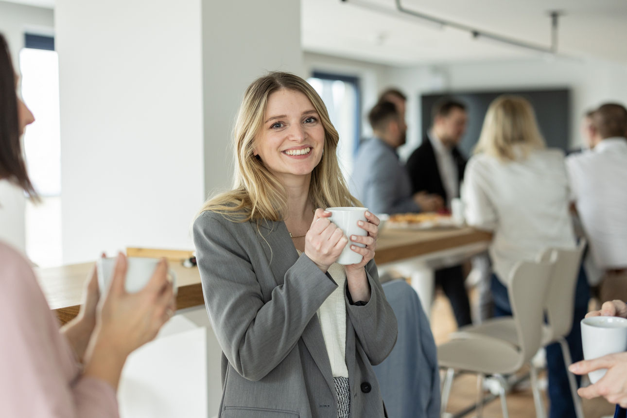 Frau mit Kaffee