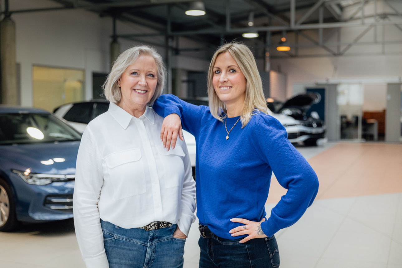 Aufnahme im Showroom des „Autohaus Kehm“ mit zwei Personen im Auslieferungs‑ und Verkaufsbereich. Sichtbar sind ausgestellte Fahrzeuge sowie der offen gestaltete Verkaufsraum, der für Beratung, Fahrzeugpräsentation und Übergaben genutzt wird